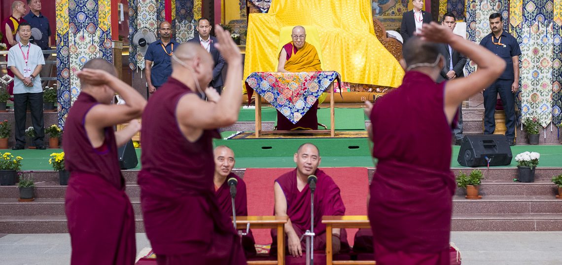 Бэрээвэн Гоман дацанд суралцаж буй лам хуврагууд шинжлэх ухааны сэдвээр ном хаялцав.