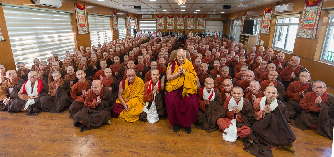 Тайванийн хувраг, гэлэнмаа нартай хамт ном хурав