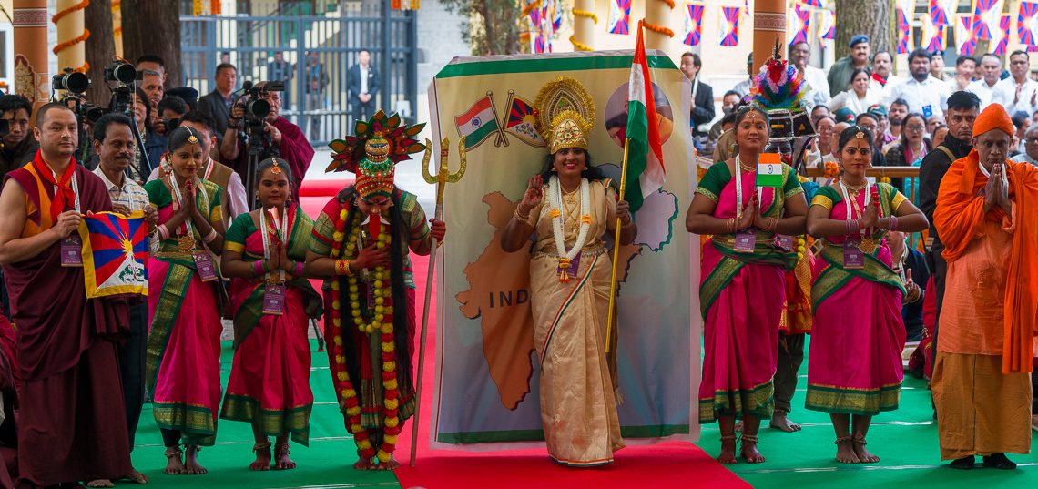 Энэтхэг дэх Төвөдийн үйл хэргийг дэмжих гол бүлгээс Дээрхийн гэгээн Далай ламд бат оршил өргөв.