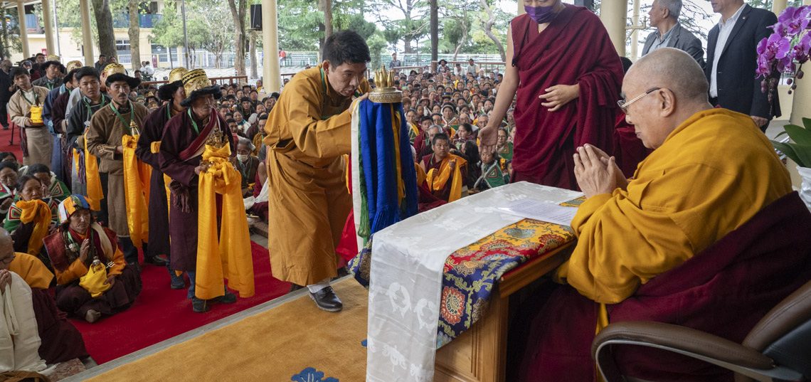 Cпити хөндийн ард иргэдээс Дээрхийн Гэгээнтэн Далай ламд бат оршил өргөсөн ёслолын цувааг Серкон хутагт тэргүүлэн ирж өргөл барив. Төв хийдийн талбай, Дарамсала, ХП, Энэтхэг 2025.04.10