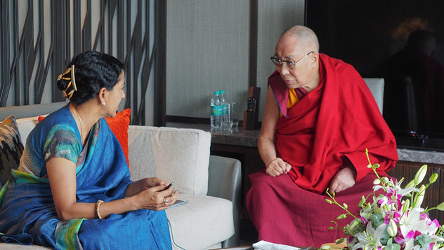 Дээрхийн Гэгээнтэн Далай Лам сэтгүүлчтэй уулзаж байгаа нь. Энэтхэг, Карнатака, Бангалор. 2018.08.10. Гэрэл зургийг Тэнзин Чойжор