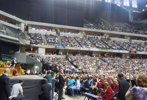 Зураг. Дээрхийн Гэгээнтэн Индианаполис дахь Консеко Филдхауст. Гэрэл зургийг Ширчин Баатар.