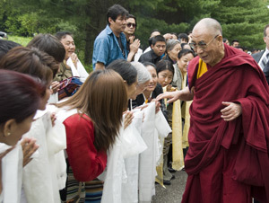 Зураг. Дээрхийн гэгээнийг Дийр Парк Буддын Төвд хүрэлцэн ирэхэд Төвөд иргэд угтан авч мэндчиллээ. Зургийг Шийрав Лхацан.