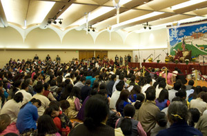 Зураг. Дээрхийн гэгээн Мэдисон хотын ойр орчмын төвөд иргэдтэй уулзаж байна. Зургийг Шийрав Лхацан.