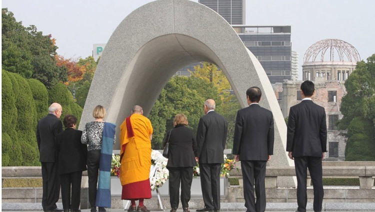 Дээрхийн Гэгээнтэн Далай Лам болон Нобелийн шагналтнууд Японы Хирошима хот дахь Хирошимагийн дурсгалын цэцэрлэгт хүндэтгэл үзүүлж байна. 2010.11.14. Гэрэл зургийг Тайкан Усуй