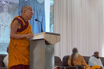 Энэтхэгийн Тамил Наду мужийн Коимбатор хотноо болсон Свами Вивеканандагийн мэндэлсний 150 жилийн ойн ёслолын үеэр Дээрхийн гэгээн Далай лам үг хэлж буй нь … 2014 оны 1 сарын 7. Зургийг :  Жереми Рассел