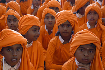Свами Вивеканандагийн мэндэлсний 150 жилийн ойн баярын арга хэмжээнд Вивеканандагийн хувцсыг өмссөн сурагчид оролцож буй нь… 2014 оны 1-р сарын 7, Зургийг Жереми Рассел