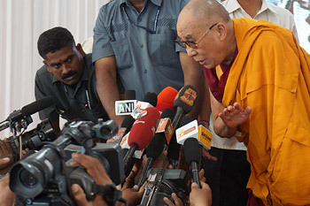 Далай лам Энэтхэгийн Тамил Наду мужийн Коимбатур хотод болсон Свами Вивеканандагийн мэндэлсний 150 жилийн ойн баяр дээр илтгэл тавьсныхаа дараа хэвлэл мэдээллийн ажилтнуудтай харилцаж байгаа нь…2014 оны 1-р сарын 7. Зургийг: Жереми Расселл