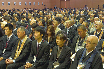 Японы Киото хот дахь Шүчи-ин Их Сургууль дээр Дээрхийн гэгээн Далай ламын яриаг сонсож буй оролцогчид … 2014 оны 4-р сарын 10  Зургийг Жереми Расселл