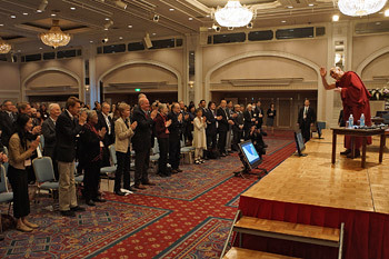 “Оюун санааг зураглах нь” сэдэвт хоёр өдрийн хурлын эхний өдөр, Дээрхийн гэгээн Далай лам хурсан олонд мэндчилгээ дэвшүүлж буй нь… Япон, Киото, 2014 оны 4 сарын 11   Зургийг Жереми Руссел