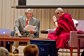 “Оюун санааг зураглах нь” хурлын үеэр Дээрхийн гэгээн Далай лам буддын ухаан судлаач, Японы эрдэмтэн Ёшио Имаэдад илтгэл тавьсанд нь талархал илэрхийлж буй нь.... Япон, Киото, 2014 оны 4 сарын 11. Зургийг Япон дахь Төвөдийн ажлын алба