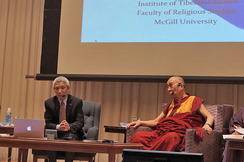 Түвдэн Жинпа “Оюун санааг зураглах нь” хуралд илтгэл тавьж байгаа нь. Япон, Киото, 2014 оны 4 сарын 11. Зургийг Жереми Руссел