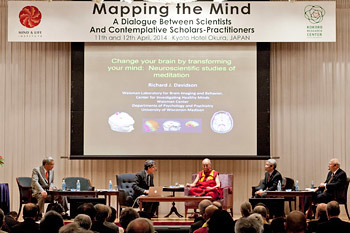 Ричард Дэвидсон “Оюун санааг зураглах нь” хуралд илтгэл тавьж буй нь …  Япон, Киото, 2014 оны 4 сарын 11. Зургийг: Япон дахь Төвөдийн ажлын алба