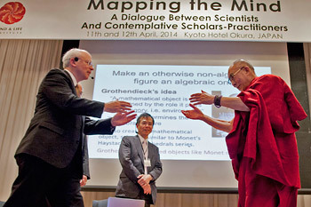 “Оюун санааг зураглах нь” хурлын эхний өдрийн төгсгөлд Дээрхийн гэгээн Далай лам “Оюун санаа ба амьдрал” хүрээлэнгийн ерөнхийлөгч Артур Зайонцод талархал илэрхийлж буй нь …  Япон, Киото, 2014 оны 4 сарын 11. Зургийг Япон дахь Төвөдийн ажлын алба