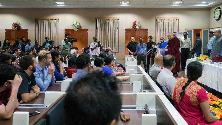 Дээрхийн гэгээн Далай лам Энэтхэгийн үндэсний хууль эрх зүйн сургуулийн багш ажилчдад хандан үг хэлж байгаа нь. Энэтхэг, Карнатака муж. Бангалор. 2016 оны 12 дугаар 15. Зургийг Тэнзэн Чойжир.