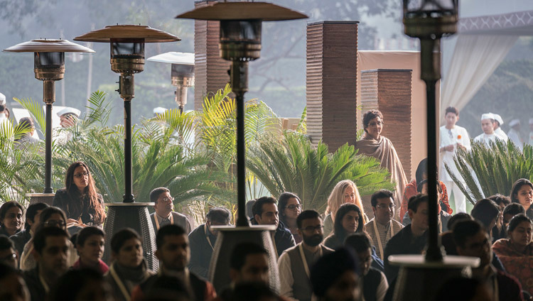 Members of the audience listening to His Holiness the Dalai Lama at the inaugural Vidyaloke teachings in New Delhi, India on February 3, 2017. Photo/Tenzin Choejor/OHHDL Зураг: Олон нийтийн төлөөлөл 2017 оны 2-р сарын 3-нд Энэтхэгийн Шинэ Дели хотноо Видьялоке төвийн анхны номын айлдварын үеэр Дээрхийн гэгээн Далай ламын айлдварыг сонсож байгаа нь. Гэрэл зургийг Тензин Чожор / ДЛО