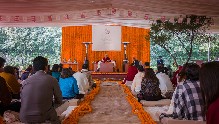 His Holiness the Dalai Lama speaking at the Vidyaloke teachings in New Delhi, India on February 3, 2017. Photo/Tenzin Choejor/OHHDL Зураг: Дээрхийн гэгээн Далай лам 2017 оны 2-р сарын 3-нд Энэтхэгийн Шинэ Дели хотноо Видьялоке төвийн номын айлдварын үеэр ном айлдаж байгаа нь. Гэрэл зургийг Тензин Чожор / ДЛО