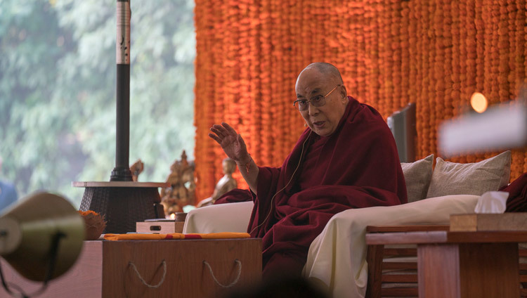 His Holiness the Dalai Lama speaking at the Vidyaloke teachings in New Delhi, India on February 3, 2017. Photo/Tenzin Choejor/OHHDL Зураг: Дээрхийн гэгээн Далай лам 2017 оны 2-р сарын 3-нд Энэтхэгийн Шинэ Дели хотноо Видьялоке төвийн номын айлдварын үеэр ном айлдаж байгаа нь. Гэрэл зургийг Тензин Чожор / ДЛО