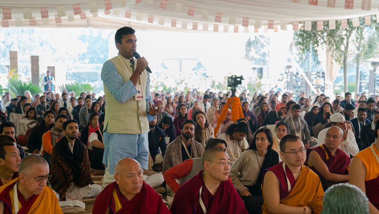 A member of the audience asking His Holiness the Dalai Lama a question during his teaching in New Delhi, India on February 3, 2017. Photo/Tenzin Choejor/OHHDL Зураг: Үзэгчдийн төлөөлөл 2017 оны 2-р сарын 3-нд Энэтхэгийн Шинэ Дели хотноо Дээрхийн гэгээн Далай ламаас номын айлдварын үеэр асуулт асууж буй нь. Гэрэл зургийг Тензин Чожор / ДЛО