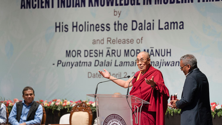 His Holiness the Dalai Lama speaking on Ancient Indian Knowledge in Modern Times at Guwahati University Auditorium in Guwahati, Assam, India on April 2, 2017. Photo by Tenzin Choejor/OHHDL Зураг: Дээрхийн гэгээнтэн Далай лам 2017 оны 4-р сарын 2-нд Энэтхэгийн Ассам мужийн Гувахати хотын Гувахатийн их сургуулийн танхимд "Эртний Энэтхэгийн мэдлэг ухаан орчин үед" сэдвээр илтгэж байгаа нь. Гэрэл зургийг Тэнзин Чожор / ДЛО