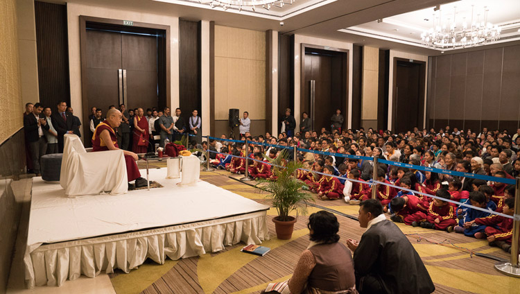 His Holiness the Dalai Lama meeting with members of the Tibetan community from Northeast India in Guwahati, Assam, India on April 2, 2017. Photo by Tenzin Choejor/OHHDL Зураг: Дээрхийн гэгээн Далай лам 2017 оны 4-р сарын 2-нд Энэтхэгийн Ассам мужийн Гувахати хотод Зүүн хойд Энэтхэгийн Төвөдийн нийгэмлэгийн гишүүдтэй уулзаж байгаа нь. Гэрэл зургийг Тэнзин Чожор / ДЛО
