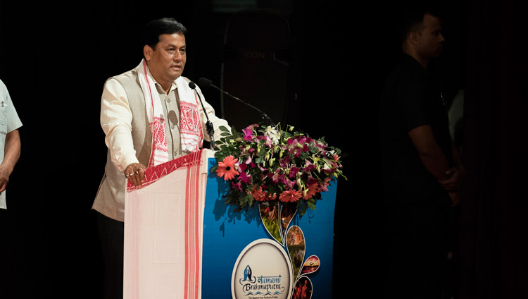 Assam Chief Minister Shri Sarbananda Sonowal addressing the audience at the Namami Brahmaputra Festival in Guwahati, Assam, India on April 2, 2017. Photo by Tenzin Choejor/OHHDL Зураг: Ассам мужийн Ерөнхий сайд Шри Сарбананда Соновал 2017 оны 4-р сарын 2-нд Энэтхэгийн Ассам мужийн Гувахати хотын Намами Брахмапутра наадмын үеэр үзэгчдэд хандаж үг хэлж байгаа нь. Гэрэл зургийг Тэнзин Чожор / ДЛО