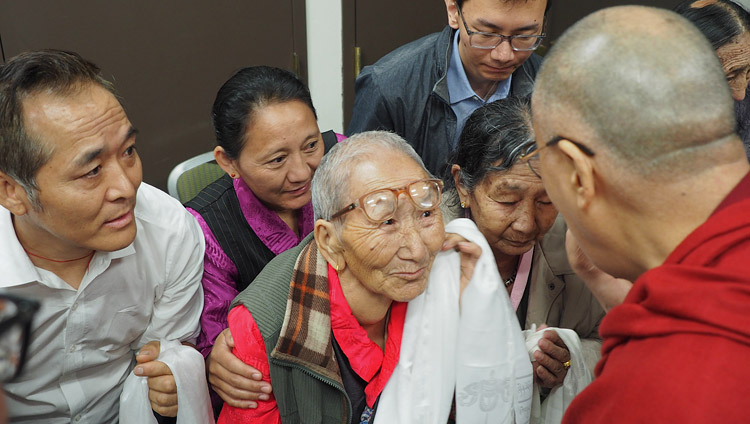 His Holiness the Dalai Lama comforting an elderly Tibetan before his meeting with the Tibetan community in Boston, MA, USA on June 25, 2017. Photo by Jeremy Russell/OHHDL Зураг: 2017 оны 6-р сарын 25-ны өдөр АНУ-ын Массачусеттс мужийн Бостон хотод Дээрхийн гэгээн Далай лам Төвөдийн нийгэмлэгийнхэнтэй уулзахын өмнө нэгэн настай Төвөд хүнийг адислаж байгаа нь. Гэрэл зургийг Жереми Расселл / ДЛО
