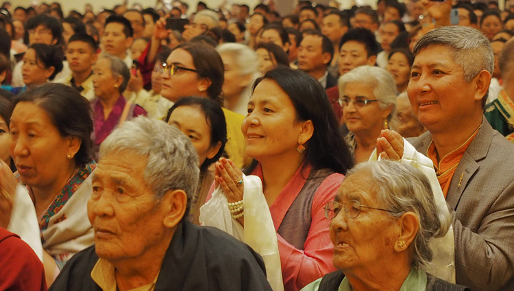 Members of the audience listening to His Holiness the Dalai Lama addressing the Tibetan community in Boston, MA, USA on June 25, 2017. Photo by Jeremy Russell/OHHDL Зураг: 2017 оны 6-р сарын 25-ны өдөр АНУ-ын Массачусеттс мужийн Бостон хотод Дээрхийн гэгээн Далай лам Төвөдийн нийгэмлэгийнхэнд хандаж үг хэлэхийг сонсож буй үзэгчид. Гэрэл зургийг Жереми Расселл / Дээрхийн гэгээний алба