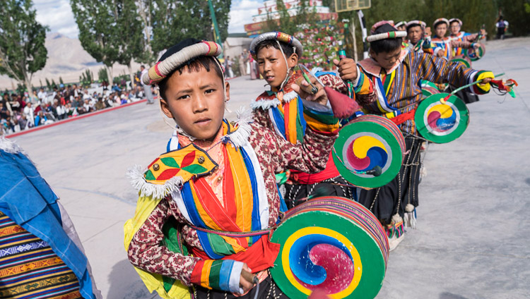 Members of the dance troupe lined up waiting to welcome His Holiness the Dalai Lama on his arrival at Tibetan Childrens' Village School Choglamsar in Leh, Ladakh, J&K, India on July 25, 2017. Photo by Tenzin Choejor/OHHDL Чогламсарын Төвөдийн хүүхдийн тосгонд Дээрхийн гэгээнийг угтан авахаар хүлээж буй бүжигчид. (Зургийг: Тэнзин Чойжор/ДЛО)