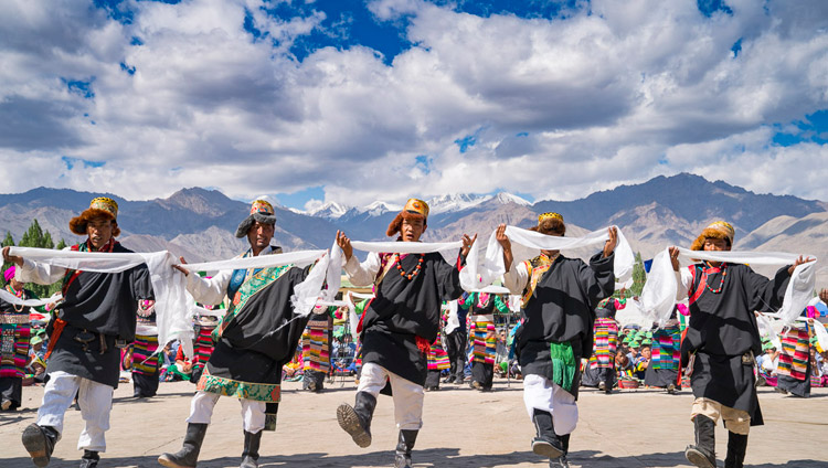 Local Tibetans performing for His Holiness the Dalai Lama during his visit to Tibetan Childrens' Village School Choglamsar in Leh, Ladakh, J&K, India on July 25, 2017. Photo by Tenzin Choejor/OHHDL Төвөд иргэд Дээрхийн гэгээн Далай ламд зориулан урлагийн тоглолт үзүүлж байгаа нь. Зургийг Тэнзин Чойжор/ДЛО