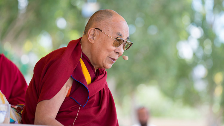 His Holiness the Dalai Lama addressing the crowd during his visit to Tibetan Childrens' Village School Choglamsar in Leh, Ladakh, J&K, India on July 25, 2017. Photo by Tenzin Choejor/OHHDL Дээрхийн гэгээн Далай лам 2017 оны 7-р сарын 25-ны өдөр Энэтхэгийн Жамму-Кашмир мужийн Ладак, Лех хотын төвөд хүүхдийн тосгон сургуульд зочлох үеэрээ цугласан олонд хандан үг хэлж байгаа нь. Гэрэл зургийг Тэнзин Чойжор/ДЛО
