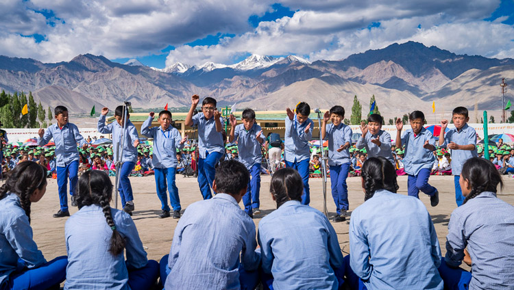 Students debating Buddhist Philosophy in front of His Holiness the Dalai Lama during his visit to Tibetan Childrens' Village School Choglamsar in Leh, Ladakh, J&K, India on July 25, 2017. Photo by Tenzin Choejor/OHHDL 2017 оны 7-р сарын 25-ны өдөр Энэтхэгийн Жамму-Кашмир мужийн Ладак, Лех хотын төвөд хүүхдийн тосгон сургуульд зочлох үеэр сурагчид Дээрхийн гэгээн Далай ламын өмнө Буддын гүн ухаанаар мэтгэлцэж байгаа нь. Гэрэл зургийг Тэнзин Чойжор/ДЛО
