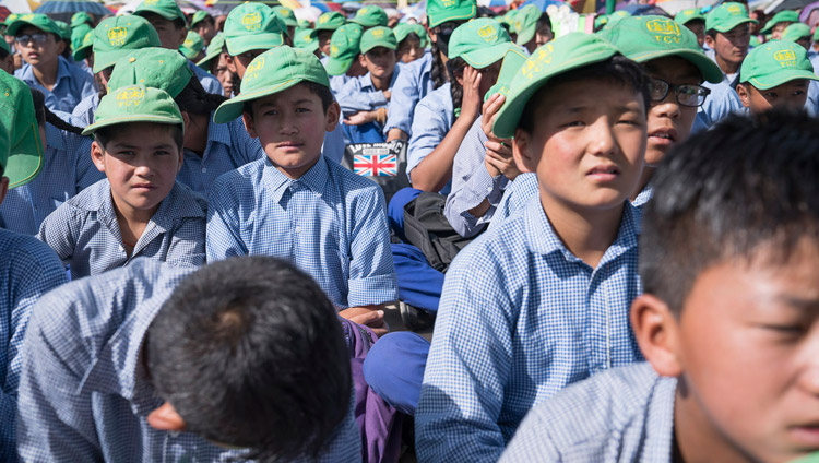 TCV students listening to His Holiness the Dalai Lama during his visit to Tibetan Childrens' Village School Choglamsar in Leh, Ladakh, J&K, India on July 25, 2017. Photo by Tenzin Choejor/OHHDL 2017 оны 7-р сарын 25-ны өдөр Энэтхэгийн Жамму-Кашмир мужийн Ладак, Лех хотын mөвөд хүүхдийн тосгон сургуульд зочлох үеэр төвөд хүүхдийн тосгоны (TCV) сурагчид Дээрхийн гэгээн Далай ламын айлдварыг сонсож байгаа нь. Гэрэл зургийг Тэнзин Чойжор/ДЛО