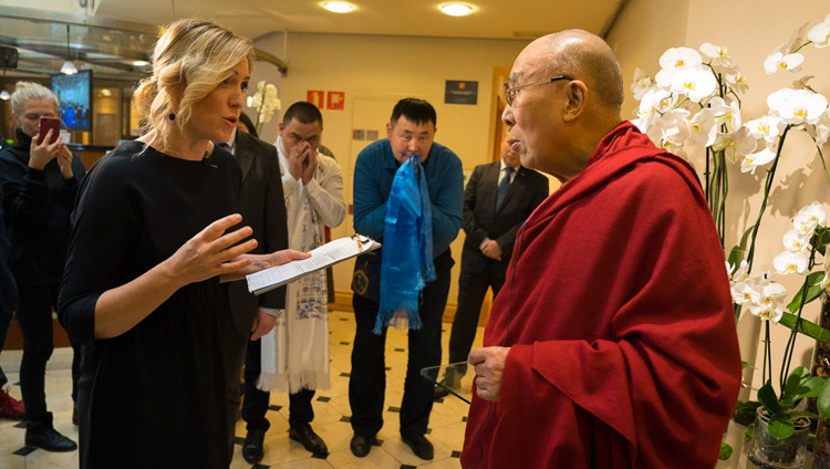 His Holiness the Dalai Lama speaking with a Latvian journalist on his arrival at his hotel in Riga, Latvia on September 22, 2017. Photo by Tenzin Choejor Дээрхийн гэгээн Далай лам зочид буудалдаа Латвийн телевизийн сэтгүүлчтэй ярилцаж буй нь. Латви, Рига хот. 2017 оны 9 сарын 21. (Гэрэл зургийг: Тэнзин Чойжор)