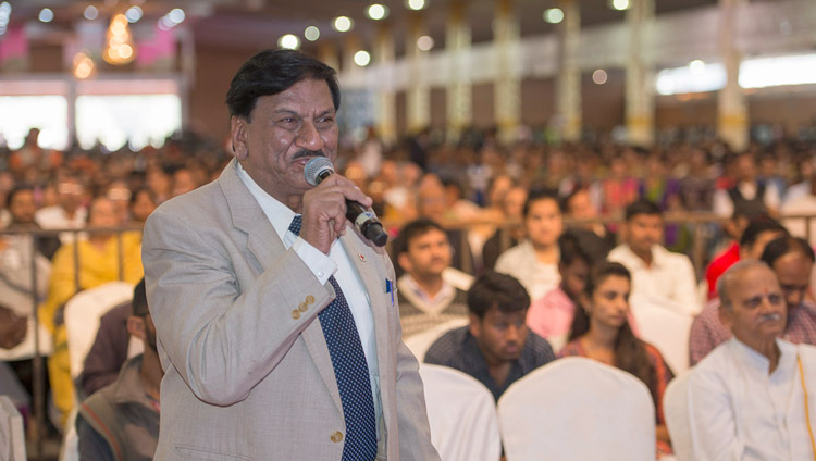 Сэшадрипурам боловсролын нэгдлийн мөнгөн ойн ёслолд хуран цуглагсдын нэг Дээрхийн гэгээн Далай ламд хандан асуулт асууж буй нь. Энэтхэг, Карнатака муж, Бэнгалуру хот. 2017 оны 12 сарын 24. (Гэрэл зургийг: Лувсан Цэрэн)