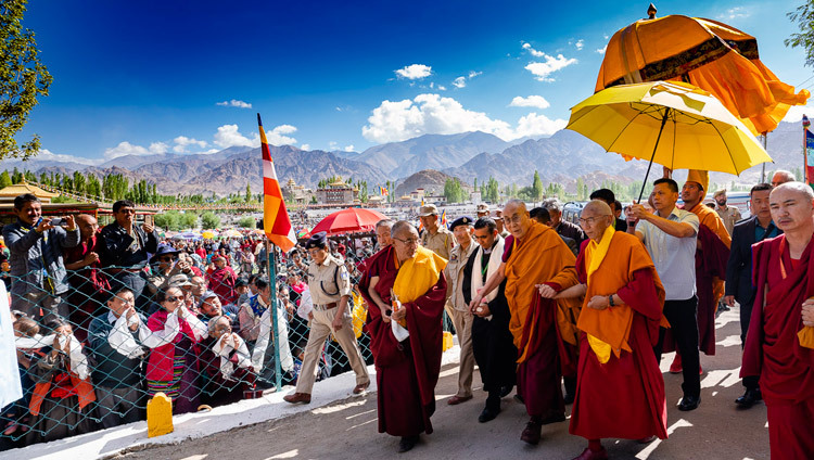 Дээрхийн Гэгээнтэн Далай Лам Шивацал ордны дэргэдэх номын айлдварын талбайн зүг явган морилж байгаа нь. Энэтхэг, ЖК, Ладак, Лех. 2018.07.30. Гэрэл зургийг Тэнзин Чойжор
