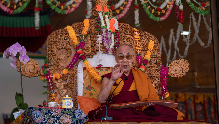 Дээрхийн Гэгээнтэн Далай Лам Шивацал ордонд 20,000 гаруй сүсэгтнүүдэд номын айлдвар айлдаж байгаа нь. Энэтхэг, ЖК, Ладак, Лех. 2018.07.30. Гэрэл зургийг Тэнзин Чойжо