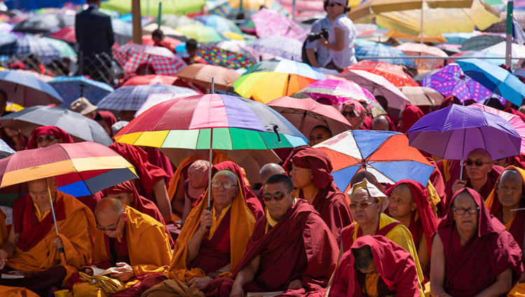 Дээрхийн Гэгээнтэн Далай Ламын номын айлдварт 20,000 гаруй сүсэгтнүүд хамрагдав. Энэтхэг, ЖК, Ладак, Лех. 2018.07.30. Гэрэл зургийг Тэнзин Чойжор