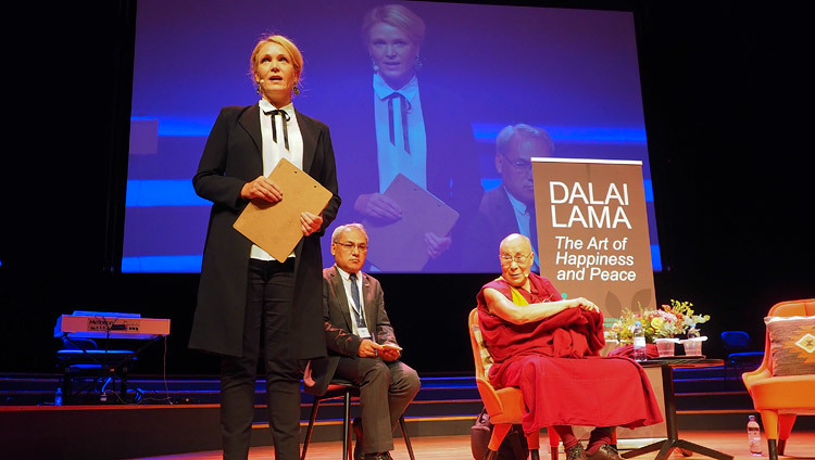 Сэтгүүлч Каттис Ахалстром Дээрхийн Гэгээнтэн Далай Ламыг танилцуулж байгаа нь. Швейд, Малмо. 2018.09.12. Гэрэл зургийг Жереми Расселл