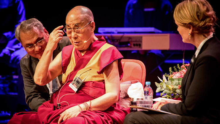 Дээрхийн Гэгээнтэн Далай Лам хүмүүсийн сонирхосон асуултанд хариулж байгаа нь. Швейд, Малмо. 2018.09.12. Гэрэл зургийг Ерик Торнер