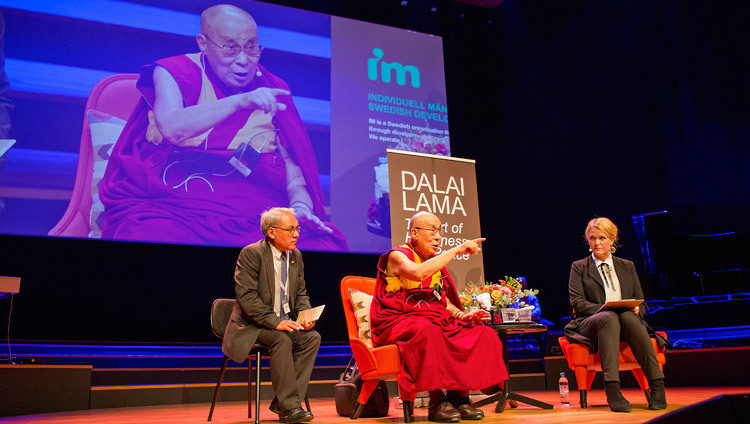Дээрхийн Гэгээнтэн Далай Лам хүмүүсийн сонирхосон асуултанд хариулж байгаа нь. Швейд, Малмо. 2018.09.12. Гэрэл зургийг Малин Киглстром