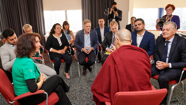 Дээрхийн Гэгээнтэн Далай Лам Голландын парламентын гишүүдтэй уулзаж байгаа нь. Нидерланд, Роттердам. 2018.09.17. Гэрэл зургийг Оливер Адам