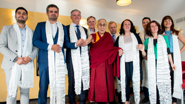 Дээрхийн Гэгээнтэн Далай Лам Голландын парламентийн гишүүдийн хамт. Нидерланд, Роттердам. 2018.09.17. Гэрэл зургийг Жүржен Донкер