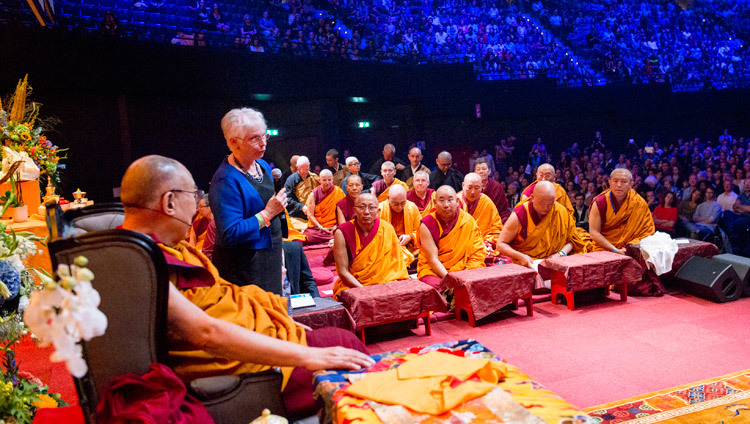 Паула Де Вийс Дээрхийн Гэгээнтэн Далай Ламыг урин үг хэлж байгаа нь. Нидерланд, Роттердам. 2018.09.17. Гэрэл зургийг Жүржен Донкер