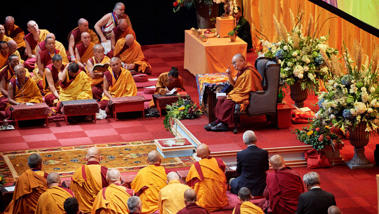 Дээрхийн Гэгээнтэн Далай Лам Ахое ордонд номын айлдвар айлдаж байгаа нь. Нидерланд, Роттердам. 2018.09.17. Гэрэл зургийг Оливер Адам