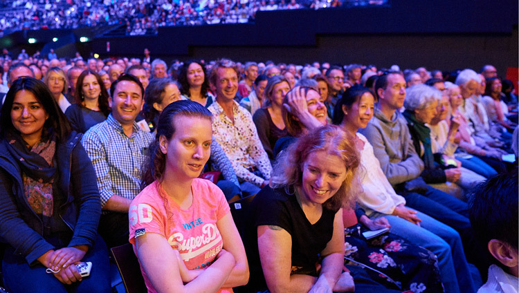 Дээрхийн Гэгээнтэн Далай Ламын номын айлдварыг сонсож буй хүмүүс. Нидерланд, Голланд. 2018.09.17. Гэрэл зургийг Оливер Адам.