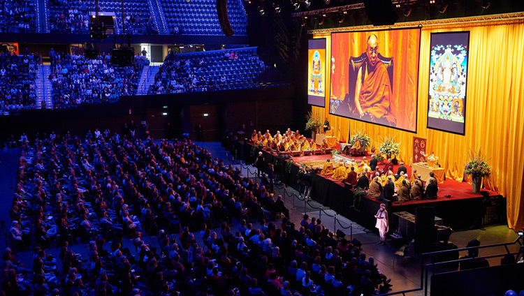 Дээрхийн Гэгээнтэн Далай Ламын номын айлдвар явагдаж буй байдал. Нидерланд, Роттердам. 2018.09.17. Гэрэл зургийг Оливер Адам