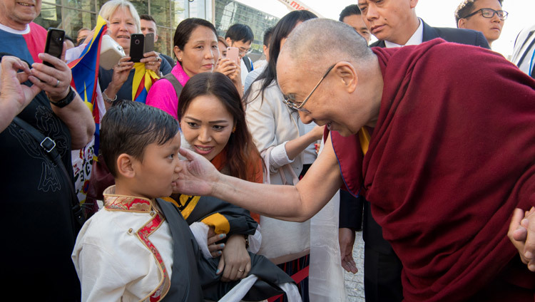 Дээрхийн Гэгээнтэн Далай Лам зочид буудлын өмнө бага насны хүүтэй мэндчилж байгаа нь. Герман, Дармстат. 2018.09.18. Гэрэл зургийг Мануэл Бауэр.