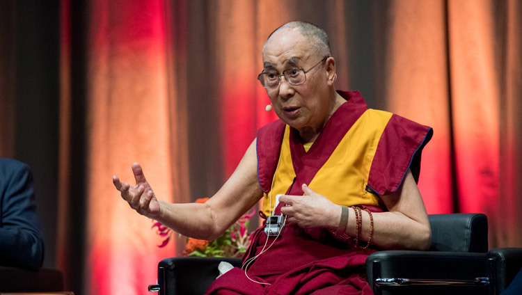Дээрхийн Гэгээнтэн Далай Лам хүчирхийллийн бус арга зам сэдэвт хуралд үг хэлж байгаа нь. Герман, Дармстат. 2018.09.19. Гэрэл зургийг Мануел Бауер.