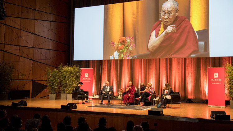 Дээрхийн Гэгээнтэн Далай Лам сэтгүүлч Дунжа Хаяалигийн асуултанд хариулж байгаа нь. Герман, Дармстат. 2018.09.19. Гэрэл зургийг Мануел Бауер. 